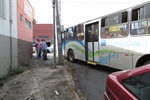 Foto revela a dificuldade do motorista de ônibus para mudar de rua