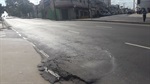 Depressão no asfalto em frente a posto na Vila Rezende