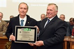 Arnaldo Antônio Bortoletto, diretor-presidente da Coplacana e do Sindicato Rural de Piracicaba, homenageado pelo vereador Osvaldo Schiavolin, o Tozão (PSDB)