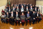 Vereadores e homenageados em foto ao final da solenidade desta quarta-feira