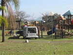 Funcionários da Prefeitura executam tarefas em parque infantil