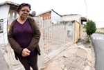 Luiza Aparecida Moura Elisbão diz que casas estão recuando em direção à rua