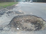 Cratera profunda no asfalto na avenida Jaime Pereira traz transtornos