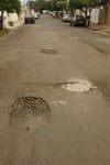 Foto mostra como estava o asfalto na via antes de o pedido de Coronel Adriana ser atendido