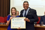 Clarissa Magalhães Stecca Ferreira recebe homenagem de Paulo Campos