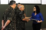 General Ramos agradeceu a palestra de Luana e presenteou-a com um livro do Exército