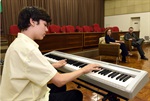 Marcos tocando a canção “Conptine d’um Autre Ete"