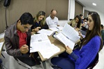 Alunos organizados em grupo para realização de atividades