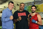 O vereador Pedro Kawai, o treinador Wilson Teodoro e o atleta Gustavo Piacentini