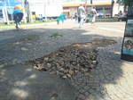 Calçamento da praça localizada na avenida Armando de Salles Oliveira, no Centro