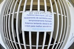 Placa afixada pela SemacTur pede desculpas por fechamento de sanitários públicos