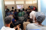 Recicladores se reuniram na cooperativa na manhã desta segunda-feira