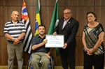 Entrega da homenagem foi realizada na sala de reuniões da Presidência da Câmara