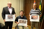 Entrega da homenagem foi realizada na sala de reuniões da Presidência da Câmara