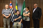 Entrega da homenagem foi realizada na sala de reuniões da Presidência da Câmara