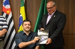 Entrega da homenagem foi realizada na sala de reuniões da Presidência da Câmara