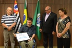 Entrega da homenagem foi realizada na sala de reuniões da Presidência da Câmara