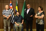 Entrega da homenagem foi realizada na sala de reuniões da Presidência da Câmara