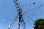 Projeto propõe retirada de fios excedentes em postes de energia