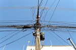 Projeto propõe retirada de fios excedentes em postes de energia