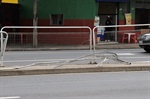 Na Vila Rezende, grades que servem para proteger os pedestres na travessia foram removidas