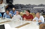 O presidente da Câmara, Gilmar Rotta, e o prefeito Barjas Negri participaram da reunião, na sede do Sindicato dos Metalúrgicos