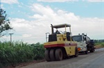 Uma das máquinas que operam no trecho em obras