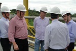 Vereadores e prefeito de Piracicaba, junto com autoridades de Americana e Limeira, estiveram na PCH da represa de Salto Grande nesta segunda-feira (Foto: Felipe Ferreira/Prefeitura de Piracicaba)