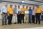 Homenagem foi entregue na abertura da Copla Campo, na manhã desta segunda-feira (25)