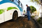 Peso dos ônibus fez ceder o asfalto em vários pontos da rua