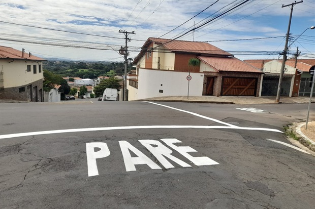 Vereador solicita correção de placas de trânsito no Castelinho