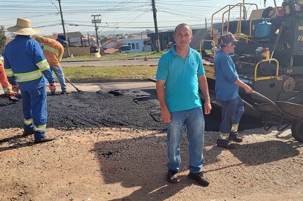 Vereador acompanha obras de recapeamento asfáltico no Monte Rey