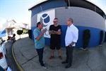 Proprietário de colégio reclama dos caminhões de sucatas que estacionam próximo da escola, prejudicando o trânsito do local.