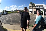 Proprietário de colégio reclama dos caminhões de sucatas que estacionam próximo da escola, prejudicando o trânsito do local.