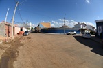 Proprietário de colégio reclama dos caminhões de sucatas que estacionam próximo da escola, prejudicando o trânsito do local.