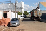 Caminhões estacionados próximos de colégio prejudica o trânsito local  
