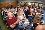 Quadra de esportes de colégio recebeu público de 400 pessoas na noite desta quarta-feira