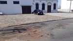 Moradora relata que os residentes sofrem com o sol e chuvas ao céu aberto