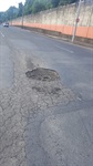 Buraco na rua Octaviano Assis, no bairro Vila Industrial.