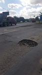 Buraco na rua Octaviano Assis, no bairro Vila Industrial.