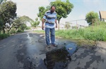 Rua Altino Arantes apresenta problemas no asfalto causados por nascente