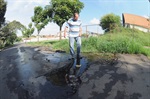 Rua Altino Arantes apresenta problemas no asfalto causados por nascente