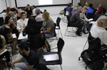 Foram formados grupos na sala de aula para a discussão dos temas