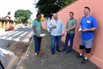 Tozão com o morador Fernando Rodrigo Tulho, o engenheiro da Semob Rodrigo Néia e o líder comunitário Carlos Gilberto de Souza