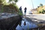 Água escorre pelo barranco e fica parada na avenida