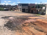 Desgaste do asfalto devido a um grande buraco em via do bairro São José