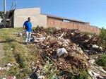 Entulhos geram preocupação na rua Rosalvito Cobra