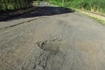 Cheia de buracos, via estava intransitável, segundo a comunidade