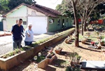 A proprietária Myrian Vendemiatti cuida de 45 cachorros que foram retirados da rua. 
