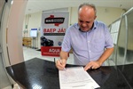 Gilmar Rotta com o abaixo-assinado na Câmara, que foi um dos pontos de coleta das adesões